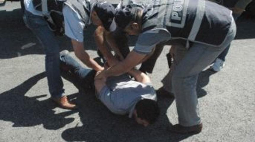 Polis, Sigara Ka&ccedil;ak&ccedil;ısını Kameralı Takiple Yakaladı