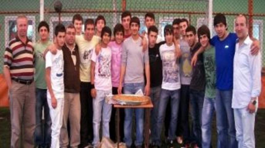 Futbolculara B&ouml;rek Ziyafeti &Ccedil;ekildi