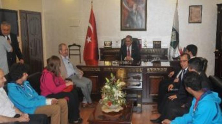 T&uuml;rk&ccedil;e Sevdalılarından Belediye Başkanı Kadir Kara&rsquo;ya Ziyaret
