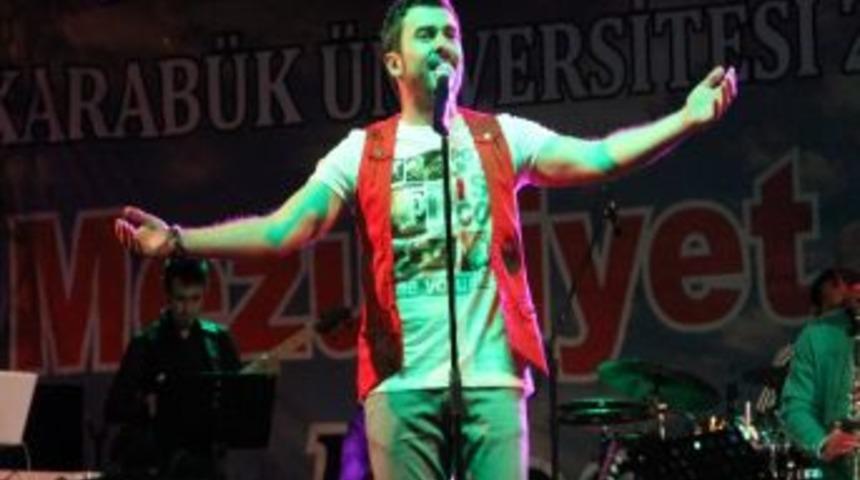 &Ccedil;ocuklarıyla İddiaya Girdi, 52 Yaşında Mezun Oldu