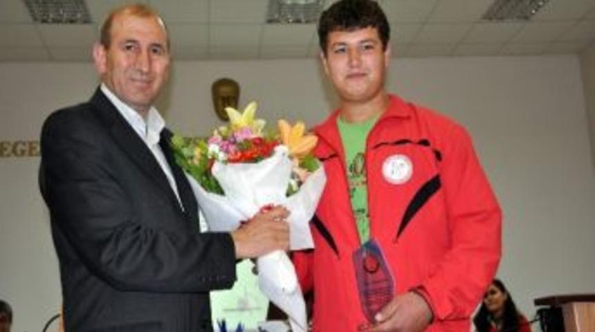 Belediye Başarılı Haltercilere Altınla &Ouml;d&uuml;llendirdi