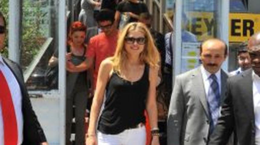 Doutzen Kroes, Sokakta &Ccedil;alışan &Ccedil;ocukları Ziyaret Etti