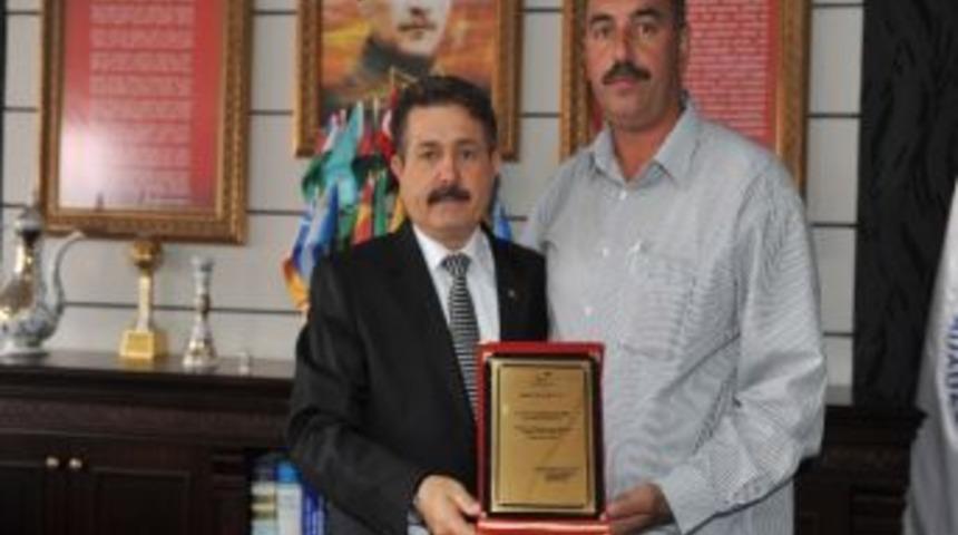 Pointer Yetiştiricileri Derneği&rsquo;nden Berberoğlu&rsquo;na Teşekk&uuml;r Plaketi