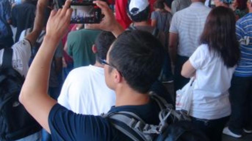 Havalimanında Halaylı, Ekmekli Protesto