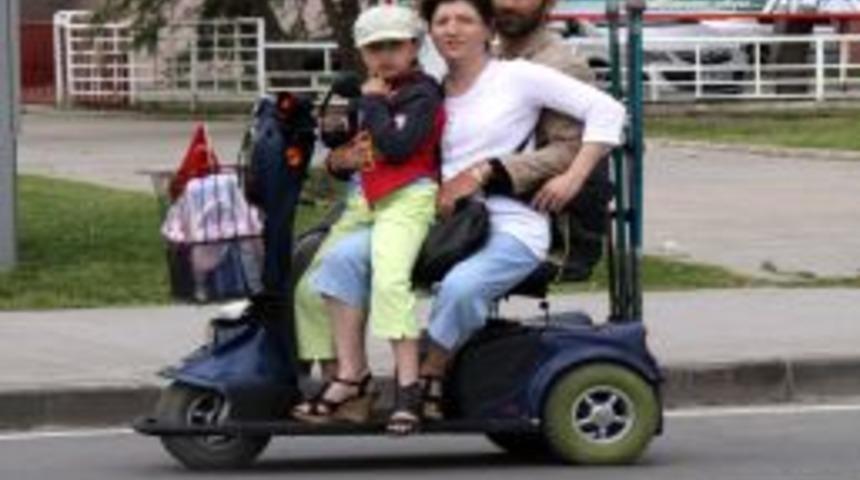 Bedensel Engelli, Ailesini Ak&uuml;l&uuml; Arabasında Taşıyor