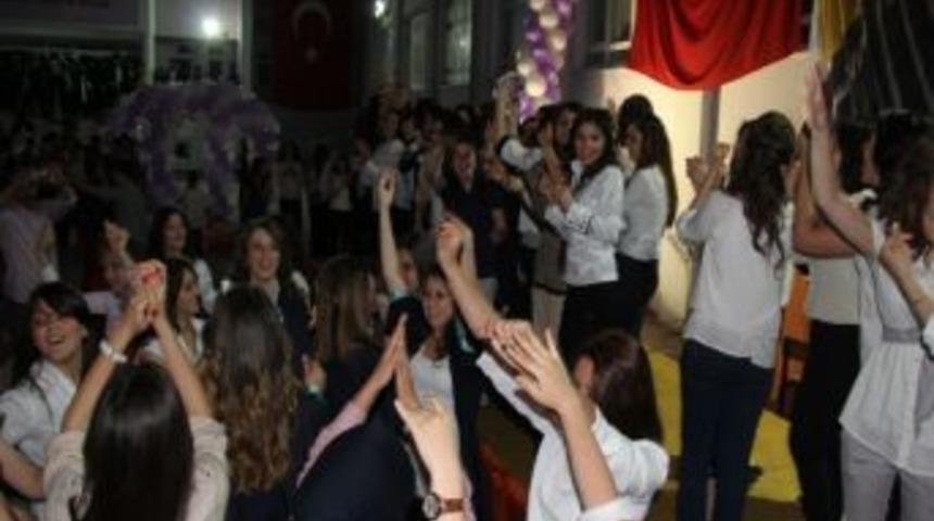 Adapazarı Kız Teknik Ve Meslek Lisesi Mezuniyet T&ouml;reni