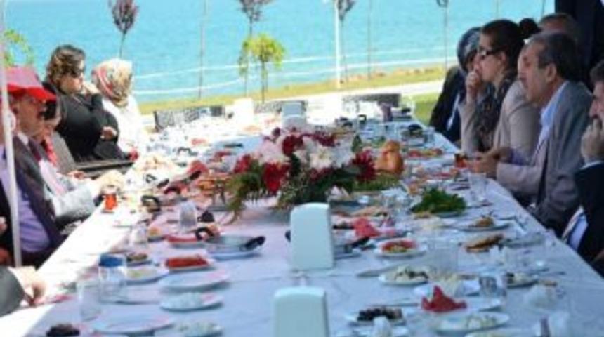 &Uuml;&ccedil; Bakan Van&rsquo;da