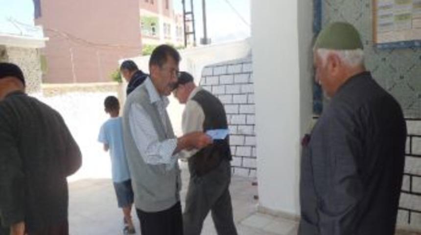 Yeşil-der Esnafa Namaz Konulu Kitap Dağıttı