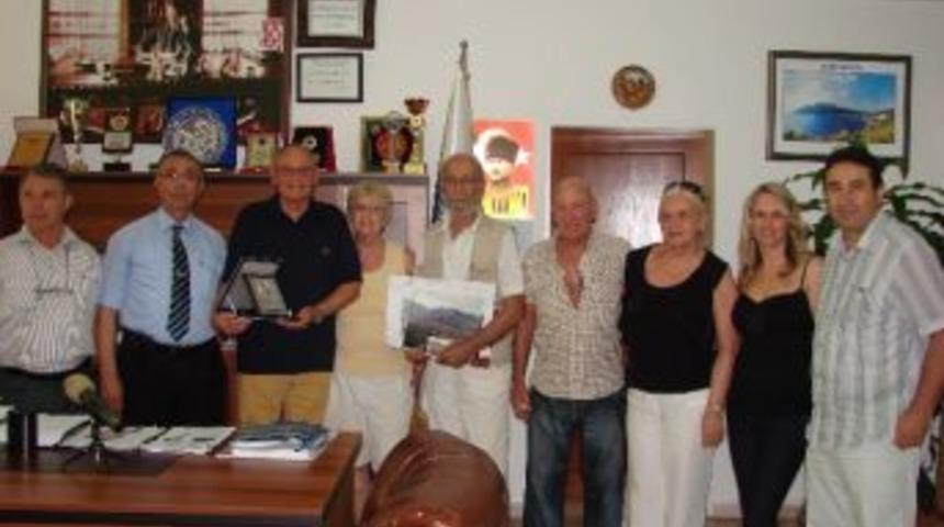Tatil İ&ccedil;in Yıllardır İ&ccedil;meler'e Gelen Turistlere Plaket Verildi