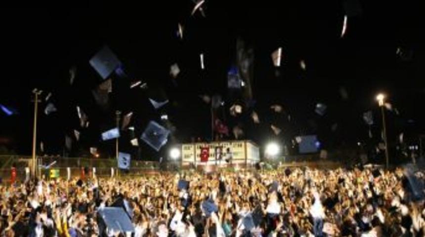 Baş&ouml;rt&uuml;l&uuml; &Ouml;ğrenci, Diplomasını Garnizon Komutanın Elinden Aldı