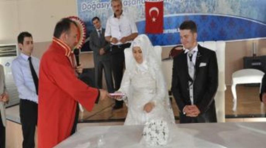 Kartepe M&uuml;ft&uuml;s&uuml; Kızını Evlendirdi