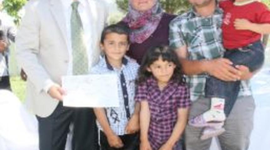 Başkan Hızlı, Ulaşım Desteği Verdiği Engelli &Ccedil;ocuklara Karnesini Verdi