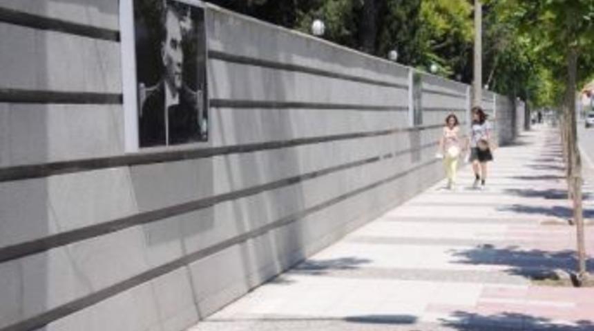 Manisa Belediyesi Kışla Duvarına Atat&uuml;r Resimleri Astı