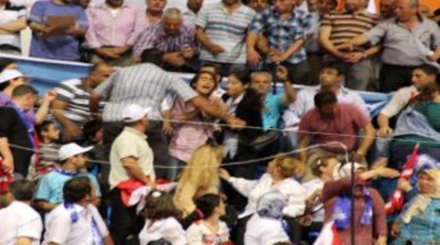 Başbakan Konuştuğu Sırada Parasız Eğitimi Protesto Eden 2 Gen&ccedil; G&ouml;zaltına Alındı