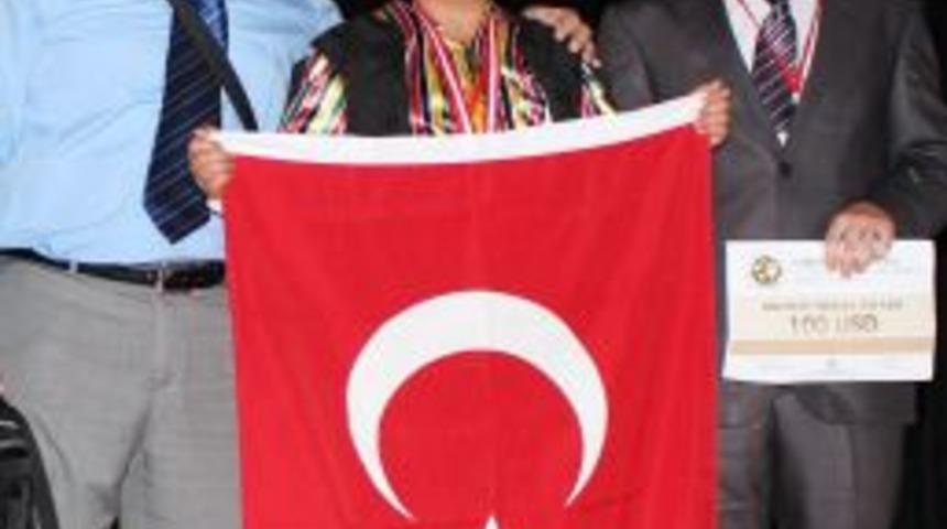 T&uuml;rk &Ouml;ğrenciler, Yer Altı Enerjisiyle Yollardaki Buzlanmayı &Ccedil;&ouml;zd&uuml;