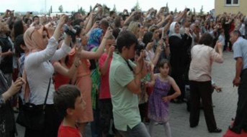 &Ouml;ğrenci Velilerinin Fotoğraf &Ccedil;ekme Telaşı