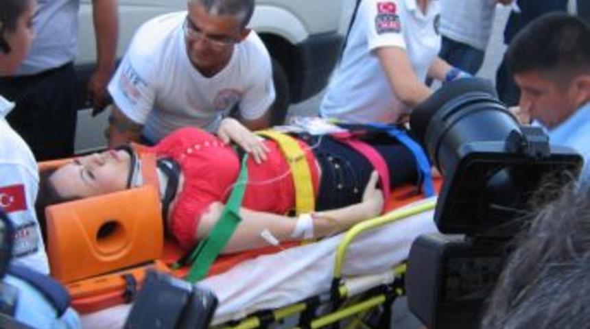 Kamyon Dolmuşa Arkadan &Ccedil;arptı: İki Yolcu Yaralandı, Biri Ara&ccedil;ta Sıkıştı