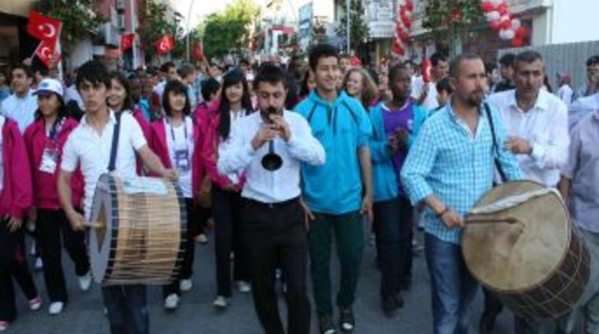 Davul Zurna Ile Karşılanan &Ouml;ğrenciler, Vatandaşlarla Halay &Ccedil;ekti