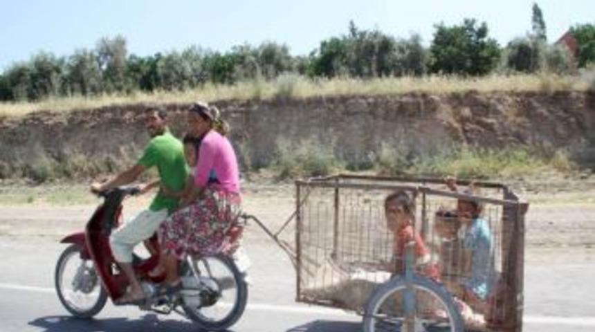 6 Kişilik Ailenin Motorla Tehlikeli Yolcuğu