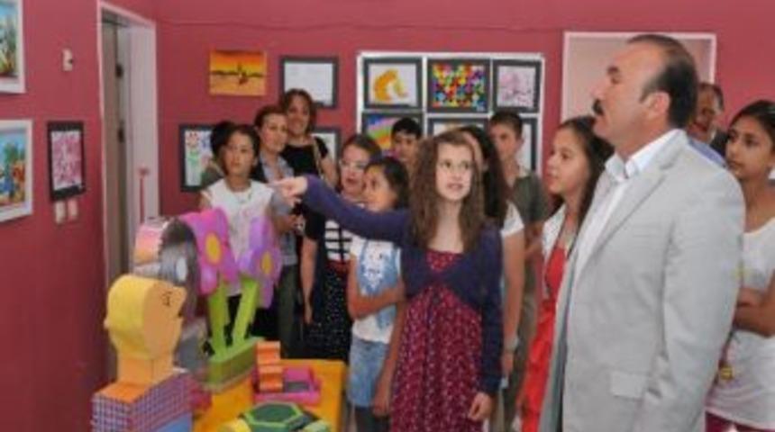 Başkan Doğan, G&ouml;rsel Sanatlar Sergisini Gezdi