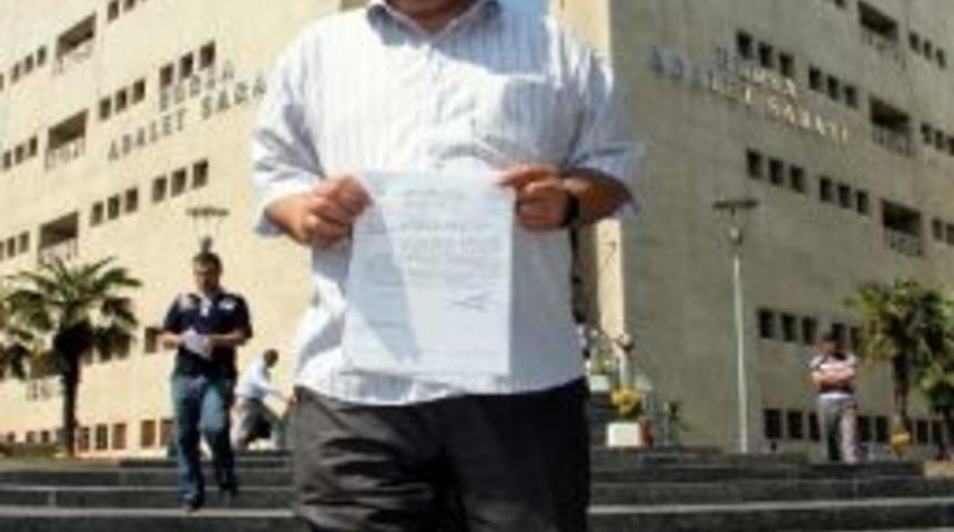 Islak Yolda Kaza Yapan Adam