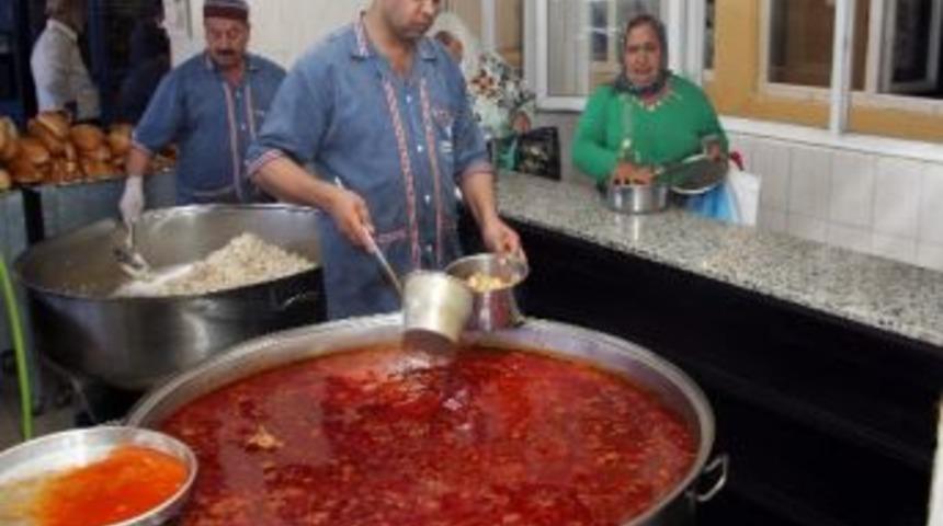 Yoksul Eller Hayırseverlere Dua İ&ccedil;in A&ccedil;ılıyor