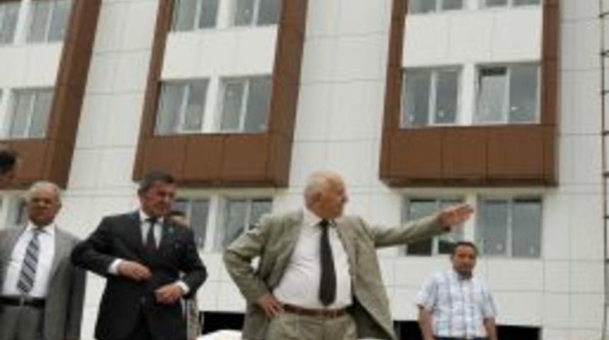 Başkan Yaşar, Inşaatı S&uuml;ren Merkezi Inceledi