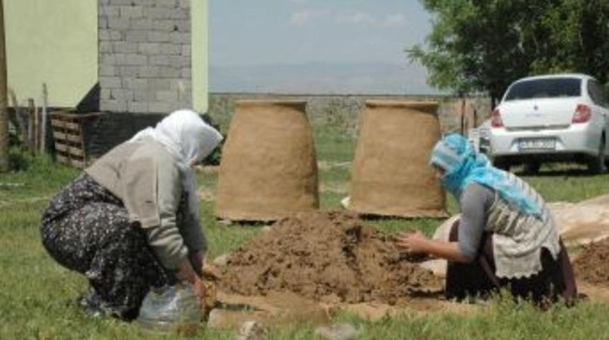 70 Yaşındaki Saliha G&ouml;k&ccedil;ek, Evini Tandır Yaparak Ge&ccedil;indiriyor