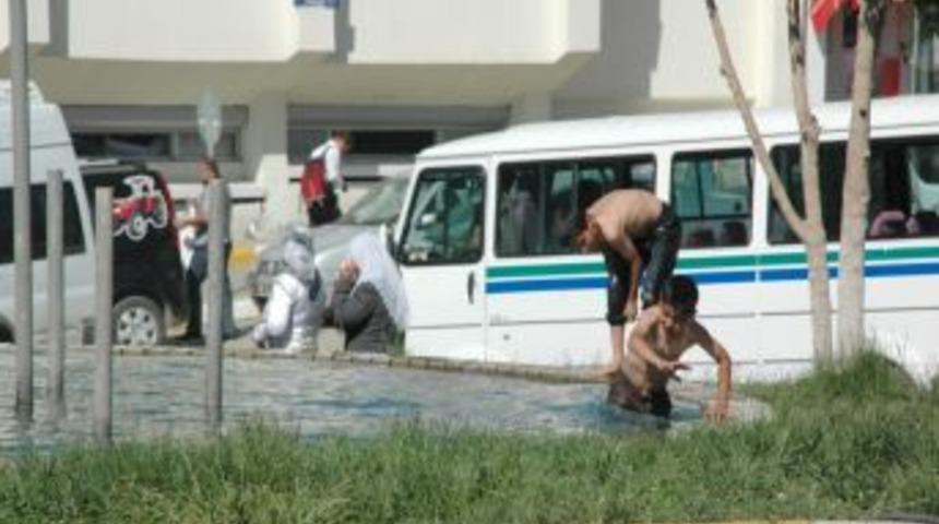 Muş'ta Kavşak Noktalarını Yapılan Havuzlar &Ccedil;ocukların Serinleme Yeri Oldu