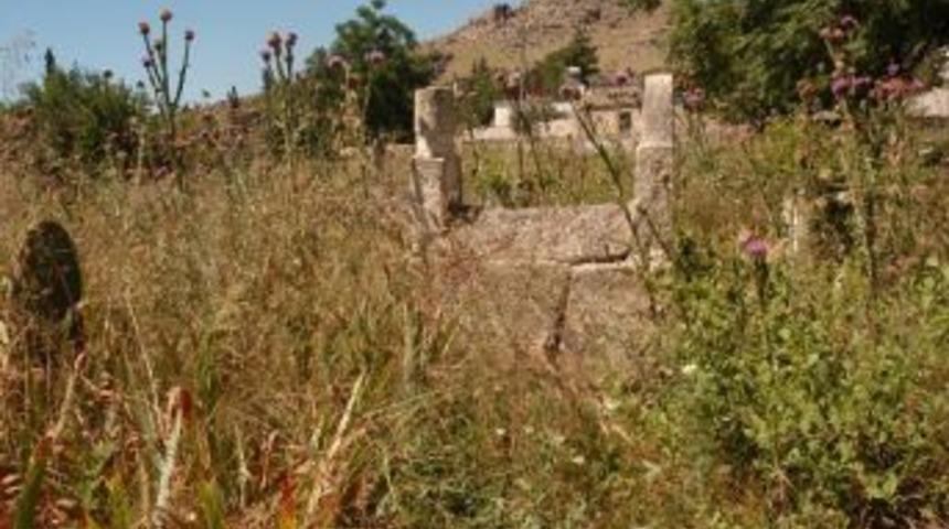 Yaşar Kemal&rsquo;in Baba Mezarı Bakımsız Kaldı