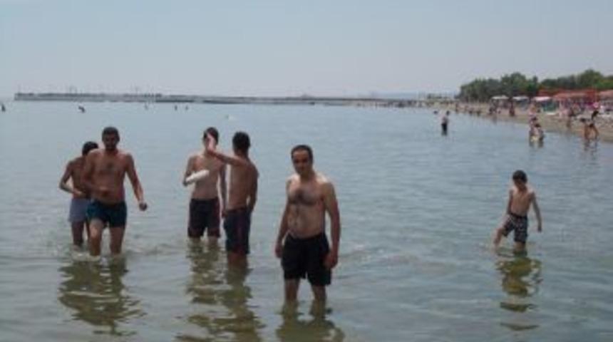 Depremzedeler İlk Kez Denize Girdi