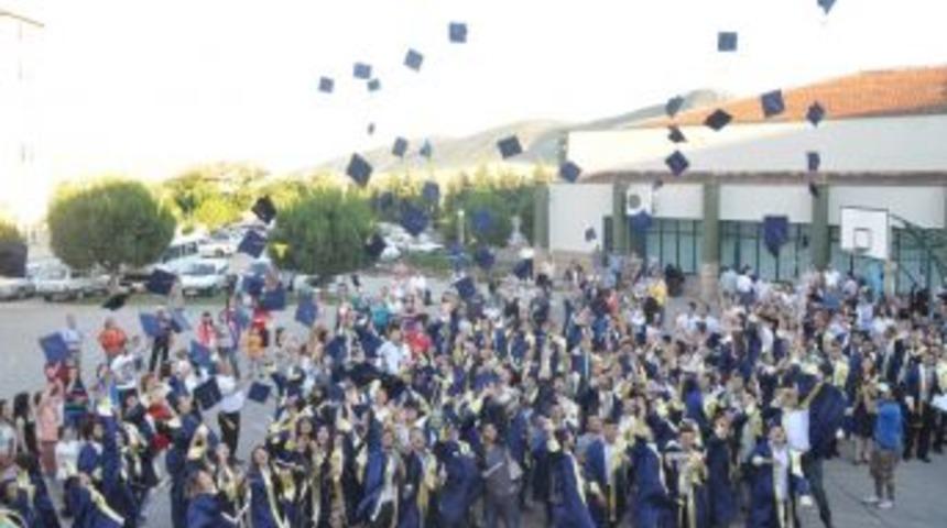 &Uuml;niversiteden 280 &ouml;ğrenci mezun oldu