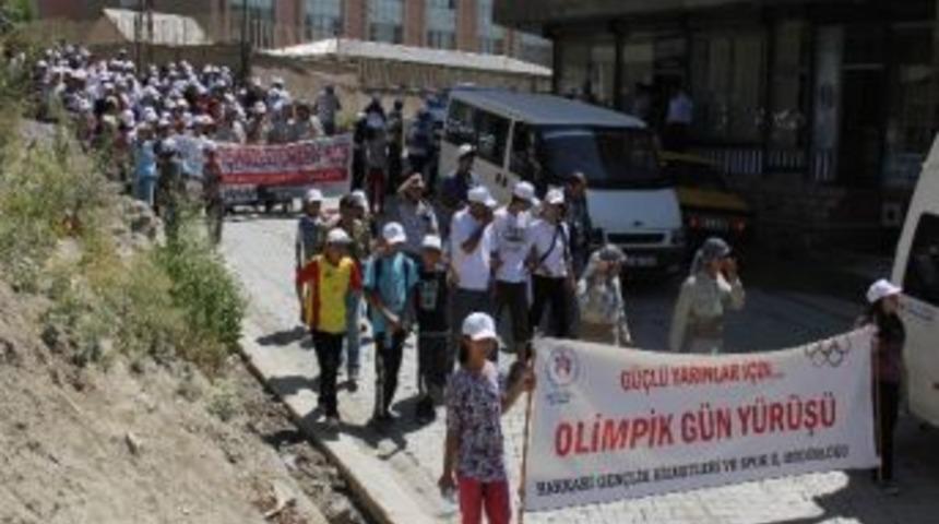 Hakkari&rsquo;de Halaylı &ldquo;olimpik G&uuml;n Y&uuml;r&uuml;yş&uuml;&rdquo;