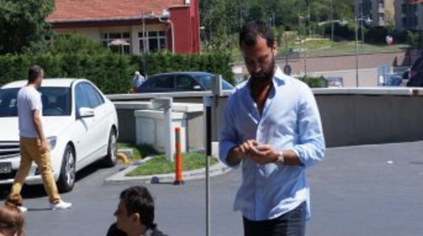 Sanat&ccedil;ı Dostları Ve Yakınları Beng&uuml;&rsquo;y&uuml; Hastanede Ziyaret Etti