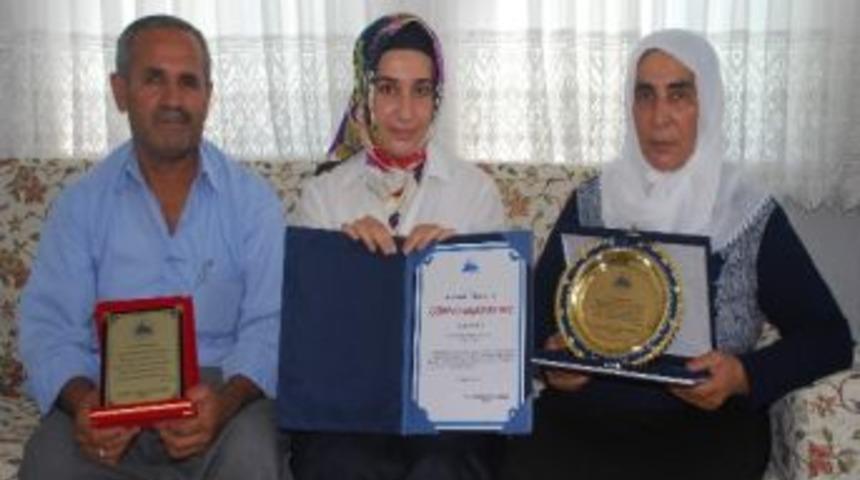 Komutandan Plaket Alan Baş&ouml;rt&uuml;l&uuml; Kız Konuştu