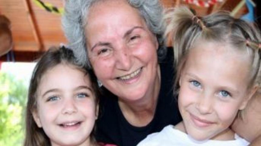 Kimsesiz &Ccedil;ocukların Kimsesi Oldular