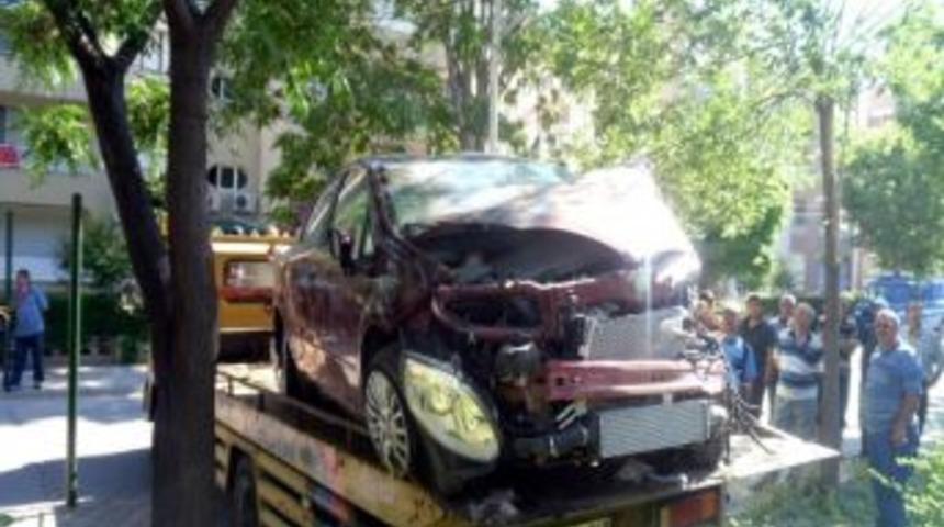 Tren Otomobile &Ccedil;arptı: 1 Yaralı