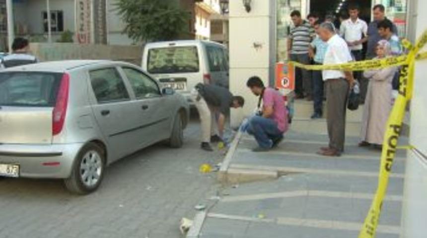 Cizre&rsquo;de &Ouml;zel Bir Araca Ses Bombası Atıldı