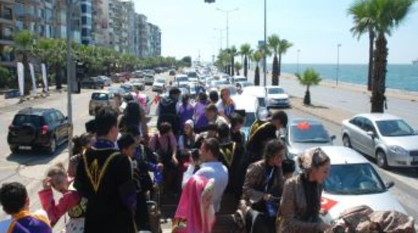 T&uuml;rk&ccedil;enin &Ccedil;ocukları İzmir'de 10 Bin Ara&ccedil;la Şehir Turu Attı