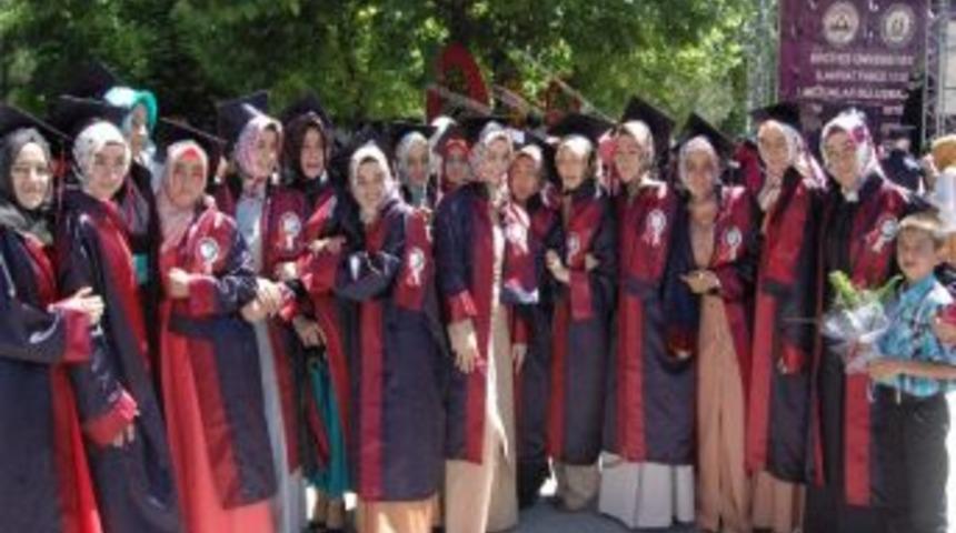 İlahiyat Fak&uuml;ltesinde Mezuniyet Sevinci