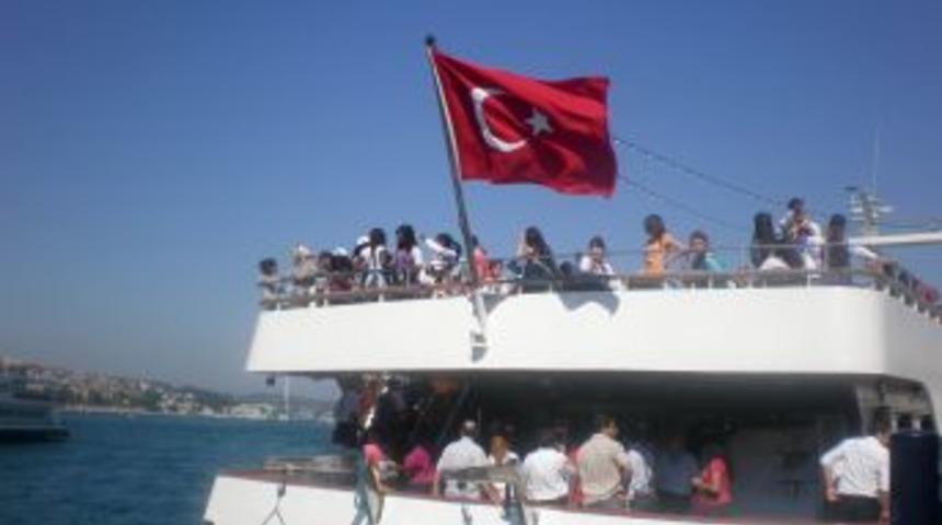 T&uuml;rk&ccedil;e Sevdalıları Boğaz Turuna &Ccedil;ıktı