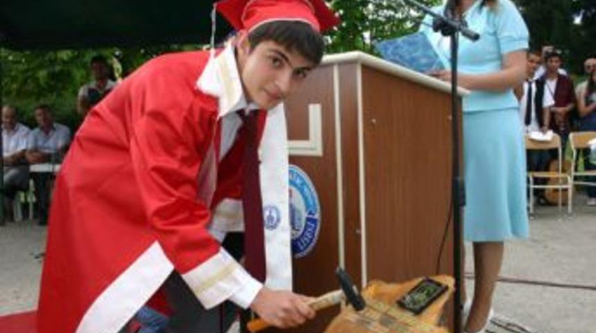 Anadolu lisesinin k&uuml;t&uuml;ğ&uuml;ne 13. yıldız &ccedil;akıldı