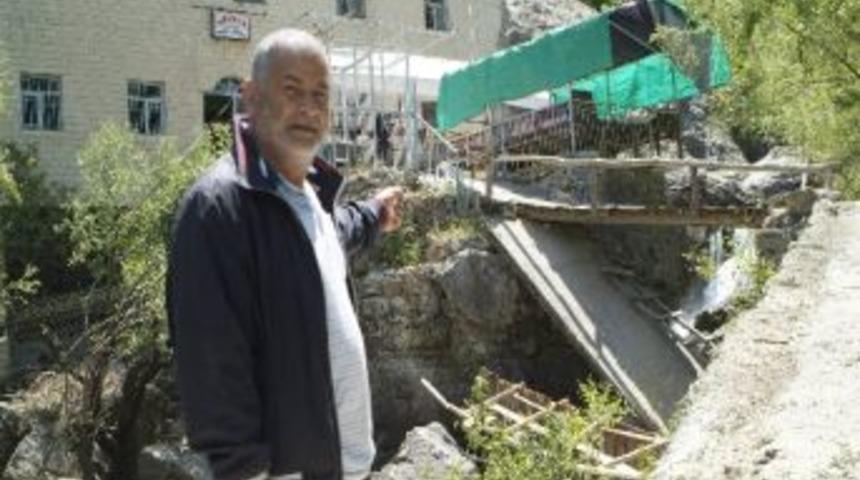 Nemrut Yolu&rsquo;ndaki Tahta K&ouml;pr&uuml; Kavgası S&uuml;r&uuml;yor