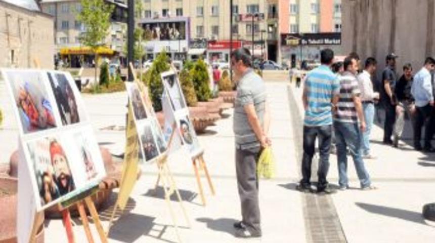 Suriye&rsquo;deki Katliama Fotoğraflarla Dikkat &Ccedil;ekiyorlar