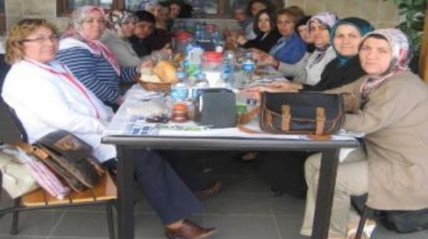 Ak Parti Kadın Kollarından Kırcalar K&ouml;y&uuml;n&uuml; Ziyaret Etti