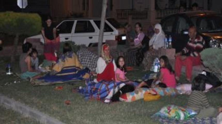 Fethiyeliler Geceyi Sokakta Ge&ccedil;iriyor