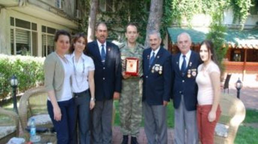 Gaziler&rsquo;den Albay Erim&rsquo;e Plaket