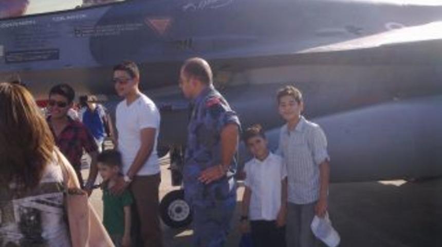 Şehit &Ccedil;ocukları, İncirlik'te Savaş U&ccedil;aklarını Inceledi