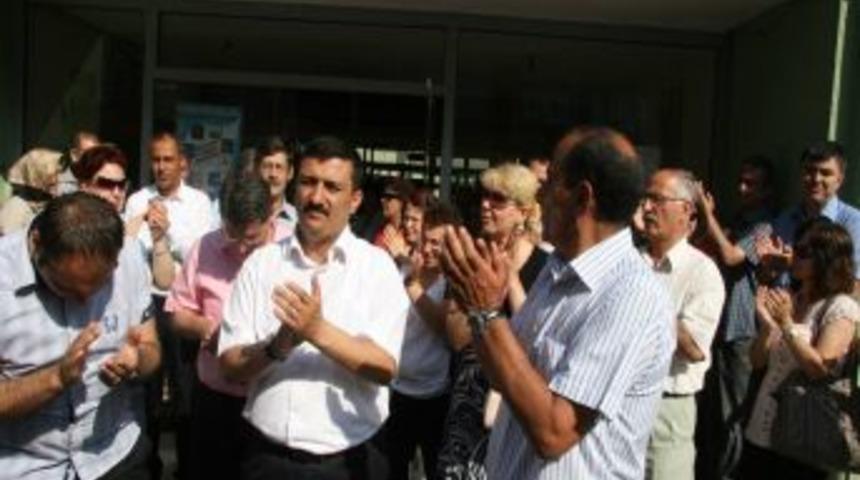 Sendika &Uuml;yesi &Ouml;ğretmenler, Bakan Din&ccedil;er&rsquo;i Protesto I&ccedil;in Salonu Terk Etti