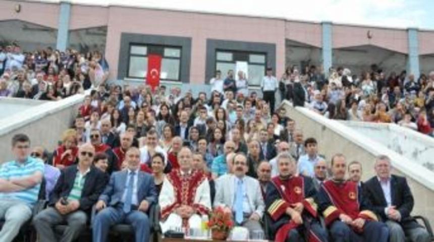 Om&uuml; Fen Edebiyat-fak&uuml;ltesi 400 Mezun Verdi